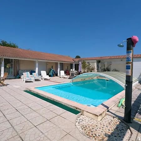 Rouge Avec Piscine Lägenhet *