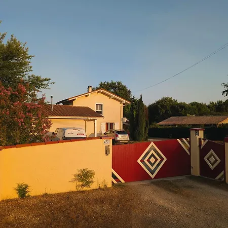 Rouge Avec Piscine